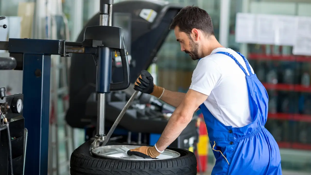 Autoreifen wechseln von Mechaniker
